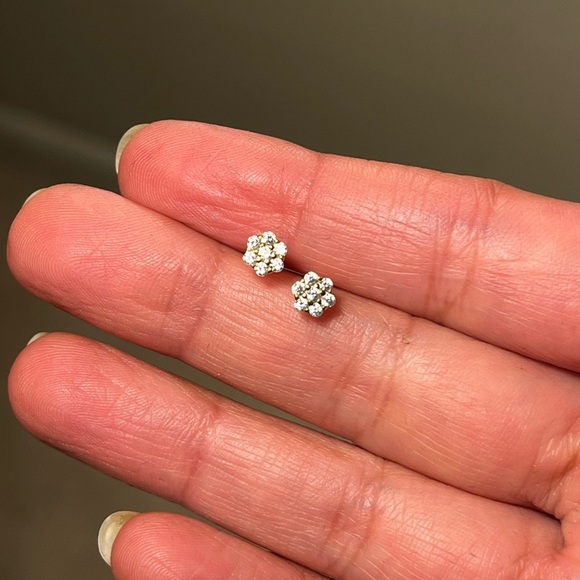 Stunning flower stud earrings - Picture 6 of 6